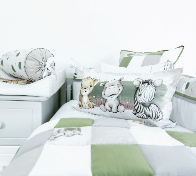 White Safari Quilt Set