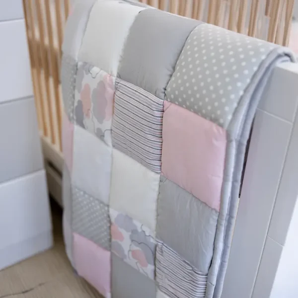 Baby Safari - Blush & Silver Clouds Quilt by Dreamfurniture